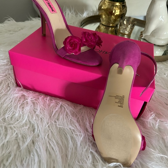 Beautiful fuchsia Betsy Johnson high heels  with roses - Picture 5 of 6